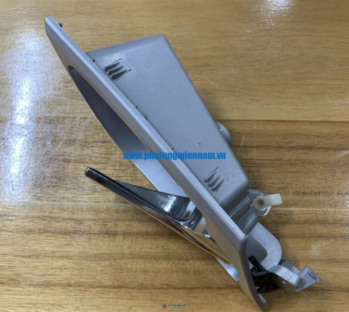 Tay mở cửa trong T5G-R